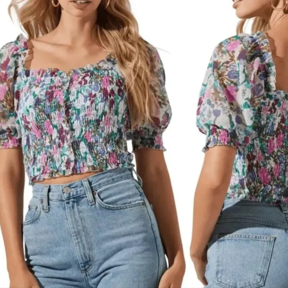 ASTR The Label Floral Smocked Puff Sleeves Blouse. Size M
